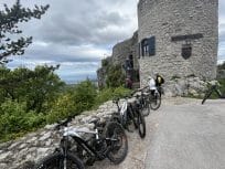 Bora Experience na Kraškem robu: vodeni e-kolesarski izleti v sklopu Vikendi na robu